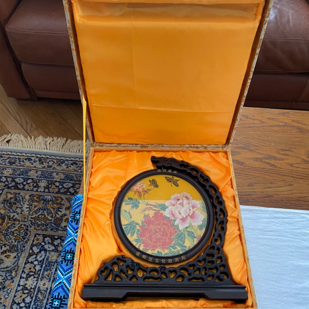 VINTAGE CHINESE SILK EMBROIDERY IN SPINNING FRAME WITH STAND & SILK BOX